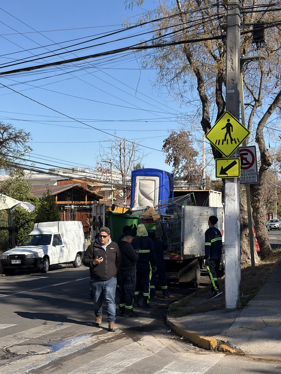 frangorrini's tweet photo. Hoy en terreno en Las Condes, la comuna que tengo el honor de ser concejal. Así estaba la esquina a pesar de que recién había pasado la basura. Llamé al 1402 y vinieron funcionarios a retirar los carros y dejaron impecable. Hay vigilancia de cámaras en el lugar ¿De qué sirven? 🤔 https://t.co/GGI1S6K1i1