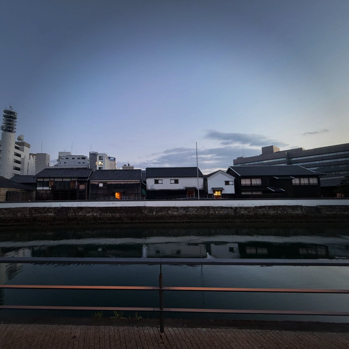 BaseDejima's tweet photo. 【今日の一枚】
暑さが少し落ち着き
川からの風が心地いい
穏やかな夕暮れ時

インスタで開催中の『出島な写真展』、是非ご覧ください。
https://t.co/Z2c9vfhv2H

#出島　#出島表門橋　#写真展 https://t.co/yoeiO0ec0H