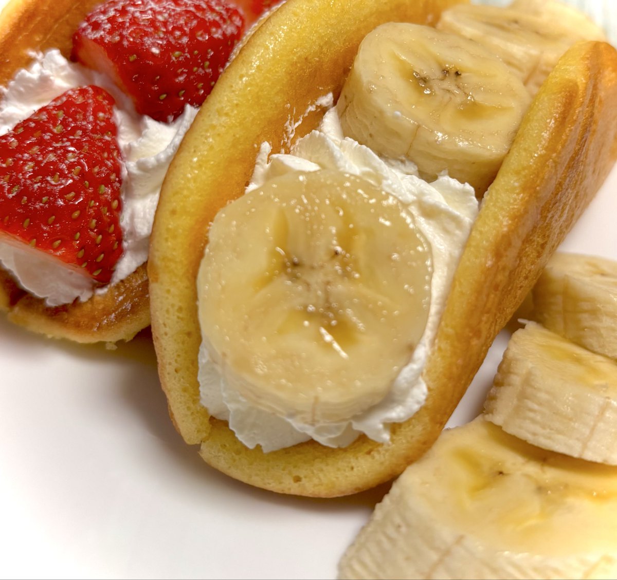 Toyoukaimekki's tweet photo. おはようございます☀️

今日の過去作スイーツは
🍓いちごと🍌バナナのオムレットです🥰✨

ふわふわの生地に、
たっぷりの生クリームとフルーツをサンド🤍

甘酸っぱいいちごと優しい甘さのバナナ🍓🍌
どちらも相性抜群で、
何度でも食べたくなるお気に入りです🤭💕

今日は日曜日🌿

のんびり過ごされる方も、お仕事の方も、無理せず穏やかな一日になりますように🍀✨

お返事はゆっくりになりますが、コメントをいただけたら嬉しいです🥹🤍
大切に読ませていただきます🍀

今日もよろしくお願いします🌸

#おうちカフェ
#手作りスイーツ