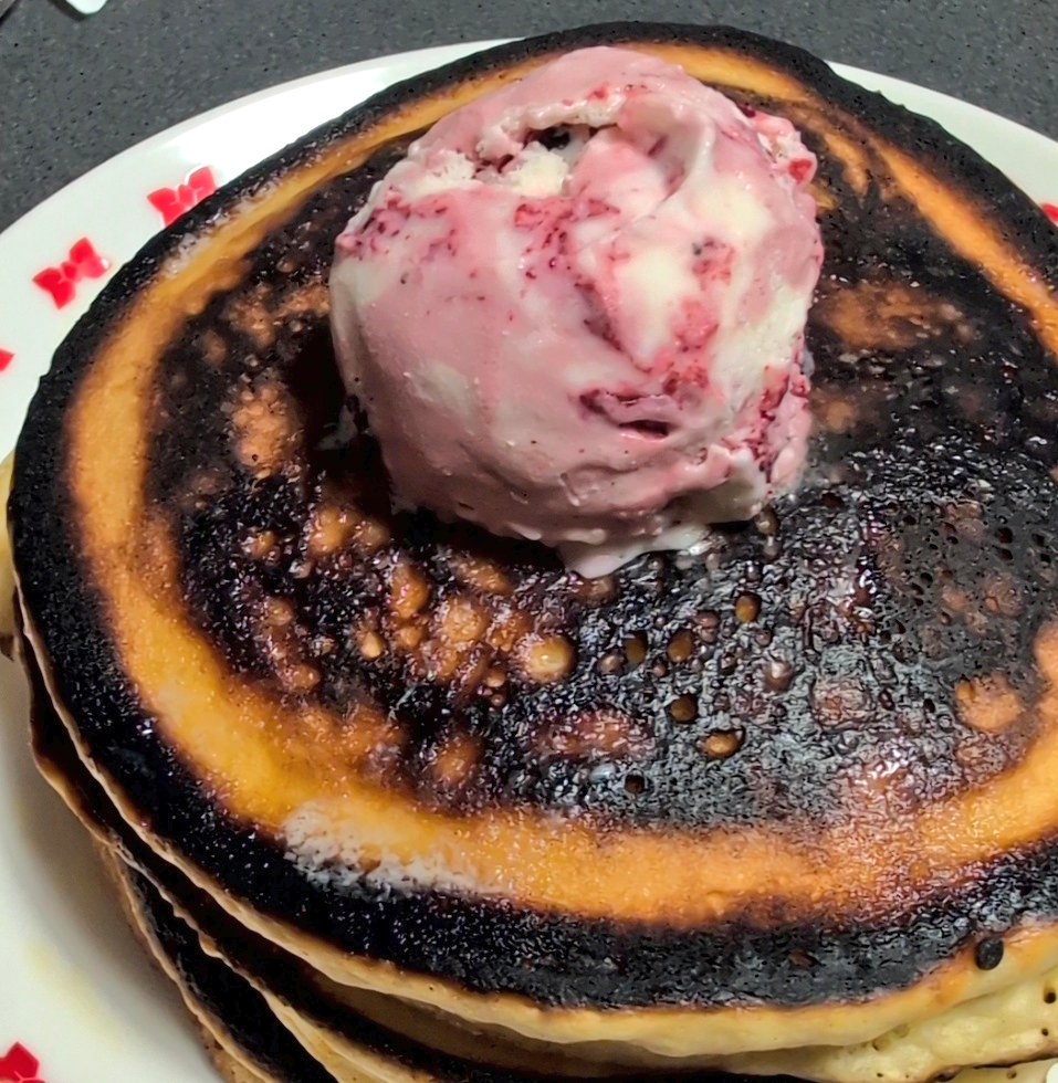 vxv_666's tweet photo. 先週買ったまま放置されてたサーティワンをホットケーキの上に載せた豪華な朝メシ(ややコゲ) https://t.co/NBGuHipm6s
