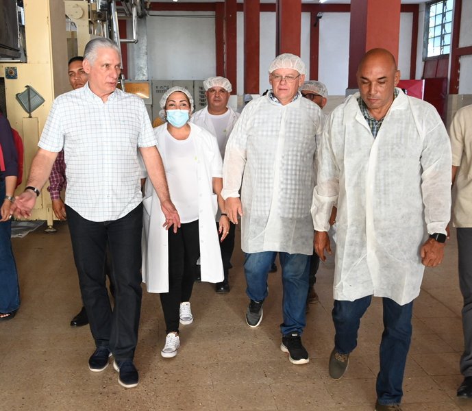 Gleybys1's tweet photo. Nuestro Presidente, con el Ministro Alberto López Díaz y el Presidente de la OSDE Alimentaria recorre lineas de producción para ver acciones a realizar para garantizar alimentos al pueblo,así como implementar las nuevas transformaciones. 
#AlimentariaXCuba 
#OSDE 
#CubaVive https://t.co/Alp0UhD8Zt