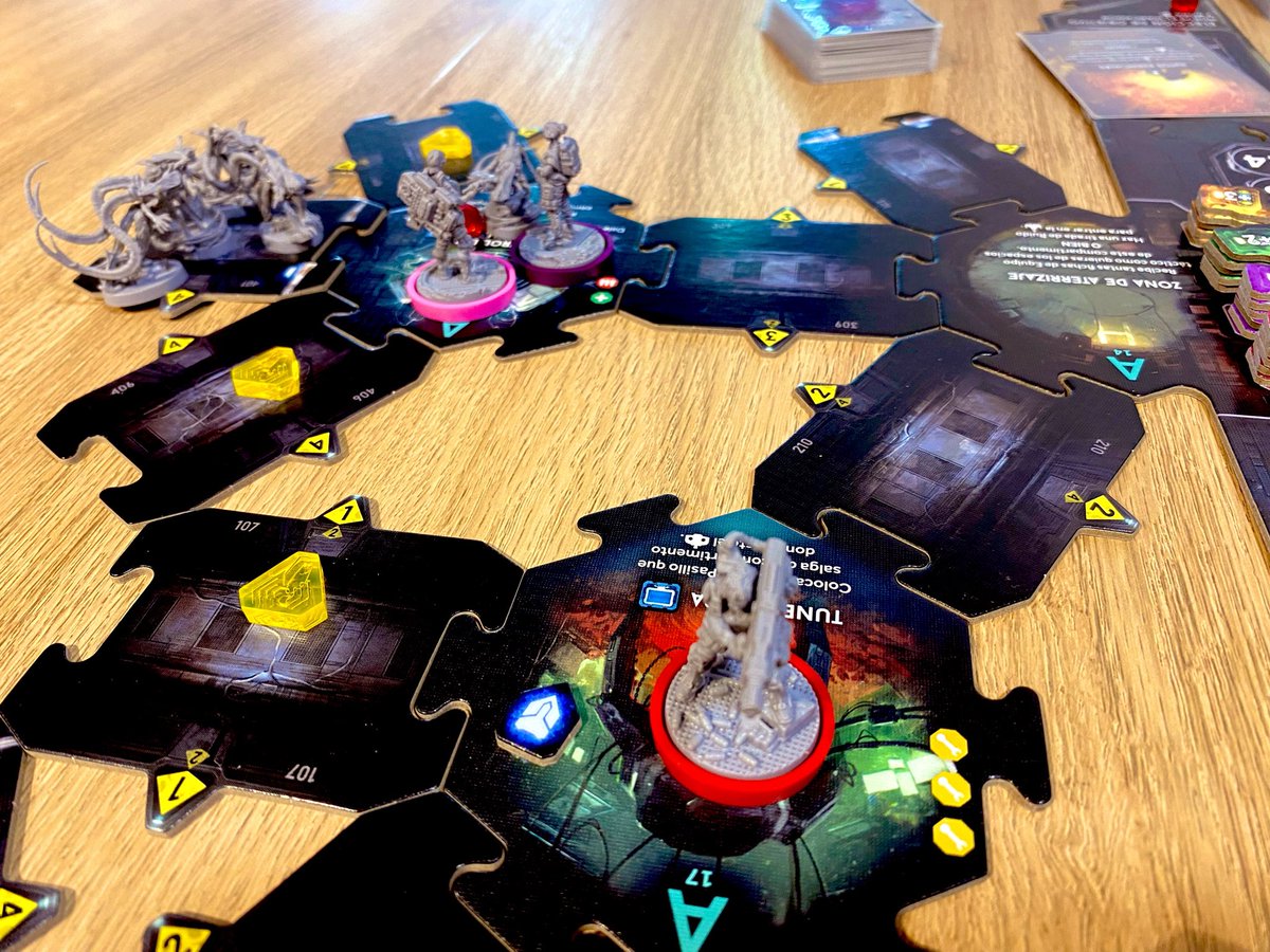 jacodolli's tweet photo. #LaCoronadelViejoRey #NemesisRepresalia #Dewan #Rebirth las partidas que se han jugado en la primera edición de #CalaveraDay , ah ! Y la fideuá estaba de muerte @Calaveraazul_ #bgg 👏🏻 https://t.co/Q3ZDk2iCNL