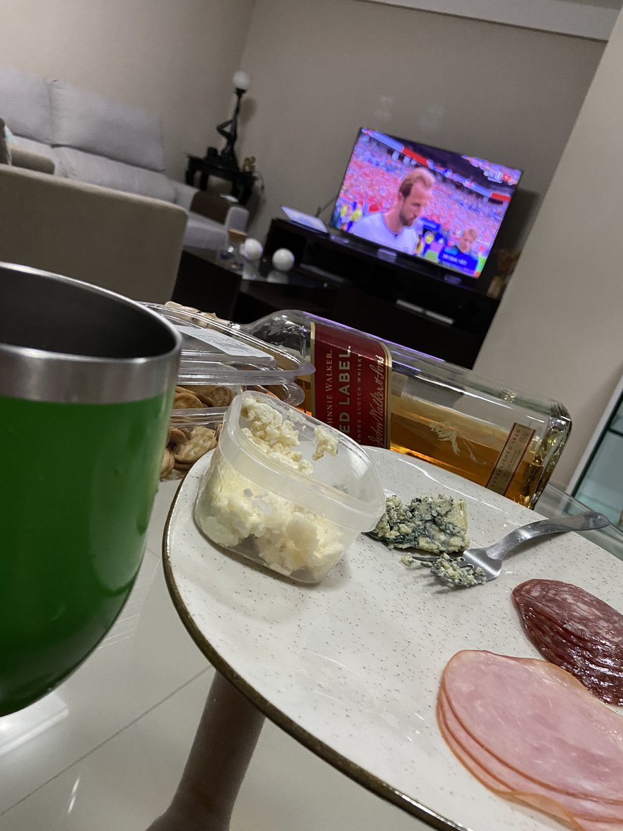 PedroMaranhao13's tweet photo. Não tem Brasil, mas a gente assiste e toma uma do mesmo jeito! #Folga 🥃 https://t.co/DenZQ36mN0