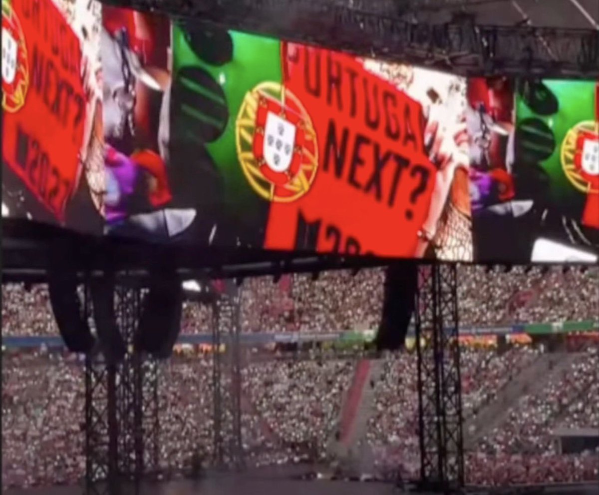 xocatarinam's tweet photo. Ao fim de 2 mv em Portugal, fomos notados!!
O staff escolheu mostrar o cartaz com a nossa bandeira a pedir para virem cá!
Estou em lágrimas!

Portugal, Lisboa. Esperávamos, desejámos, conseguimos! Vitória! https://t.co/JINWFOiZFH