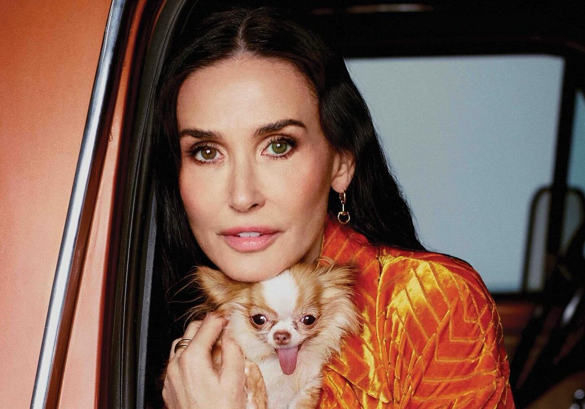 CelebrityInsid3's tweet photo. Demi Moore melts hearts with an unfiltered, emotional shout-out to daughter Scout LaRue Willis for her new song "Honey I," celebrating self-love and dreams. A proud mom's genuine reaction shines. ❤️
#FamilyLove #ProudMom #NewMusic #SelfLove #ScoutWillis #DemiMoore #Heartwarming https://t.co/OwYZfpYjQ0