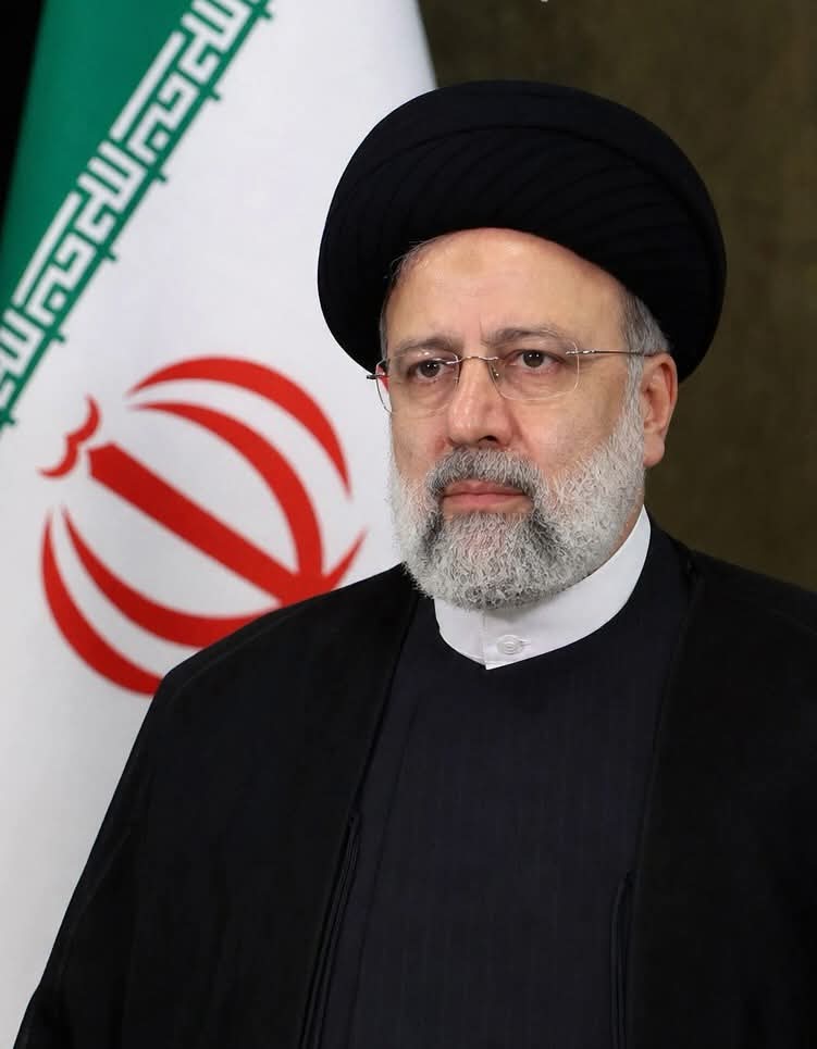 sameh_asker's tweet photo. معلومة

الرئيس الإيراني السابق " إبراهيم رئيسي"  حكم 3 سنوات فقط من 2021 - 2024 عمل فيهم الآتي:

1- ضم إيران لمنظمة شنغهاي للتعاون في 4 يوليو سنة 2023
2- ضم إيران لمنظمة البريكس في 1 يناير سنة 2024
3- عمل مع الصين 20 اتفاقية استراتيجية شاملة وفتح الاقتصاد الإيراني على الصين كليا
4-  عمل اتفاقية شاملة مع روسيا لمدة 20 سنة في مجالات الأمن والطاقة والاقتصاد والتعاون العسكري، وبدأ يستورد سلاح من روسيا..
5- تطبيع العلاقات مع السعودية في مارس 2023 برعاية الصين
6- وسع علاقات إيران مع باكستان وفي عهده زادت الروابط الثقافية والسياسية والتبادل التجاري بين الدولتين
7- رفع اقتصاد المقاومة المبني على صادرات غير نفطية بنسبة 40% لمقاومة الحصار الأمريكي، وفتح أسواق لإيران في آسيا وأفريقيا وأمريكا اللاتينية..
8- عمل بنية تحتية ضخمة من بينها سدود ومشاريع مائية للزراعة والصناعة بمليارات الدولارات
9- وسع جدا من مصانع السلاح تحت الأرض وفتح مصانع جديدة ووسع بعض القديمة لإنتاج ضخم من الصواريخ والمسيرات..(اللي حضراتكم بتشوفوه دلوقتي من آثار عهده)

في النهاية كانت سياسته نحو الشرق والقطيعة مع الغرب وعدم الثقة فيه

لذلك أغلب الظن أن وفاته بحادث طائرة كان مدبر فعلا، لأن البديل بتاعه وهو بازاشكيان أضعف منه بكثير، وبوصلته للغرب أكثر من الشرق، ولم ينجز 1/10 مما فعله رئيسي خصوصا في مجال العلاقات الخارجية والانفتاح شرقا..

الانتخابات الإيرانية الجاية سنة 2028 مهمة جدا

فهي إما تقضي على مسيرة الإصلاحيين وإنهاء خطهم الشعبي بوصفهم متورطين وضعفاء حاليا في المفاوضات، وبالتالي تجيب أمثال رئيسي اللي إيران وقتها هتكون حليف شرقي بامتياز وقطب دولي كبير مع روسيا والصين، وأغلب الظن هذا سوف يحدث، لأن المرشد الجديد متشدد للغاية.

وإما يبقى الوضع على ما هو عليه، خلاف بين مؤسستي الرئاسة والقيادة الدينية العامة..وعدم وضوح للموقف الإيراني في أي مفاوضات مع الغرب مستقبلا..

Image Made With Ai