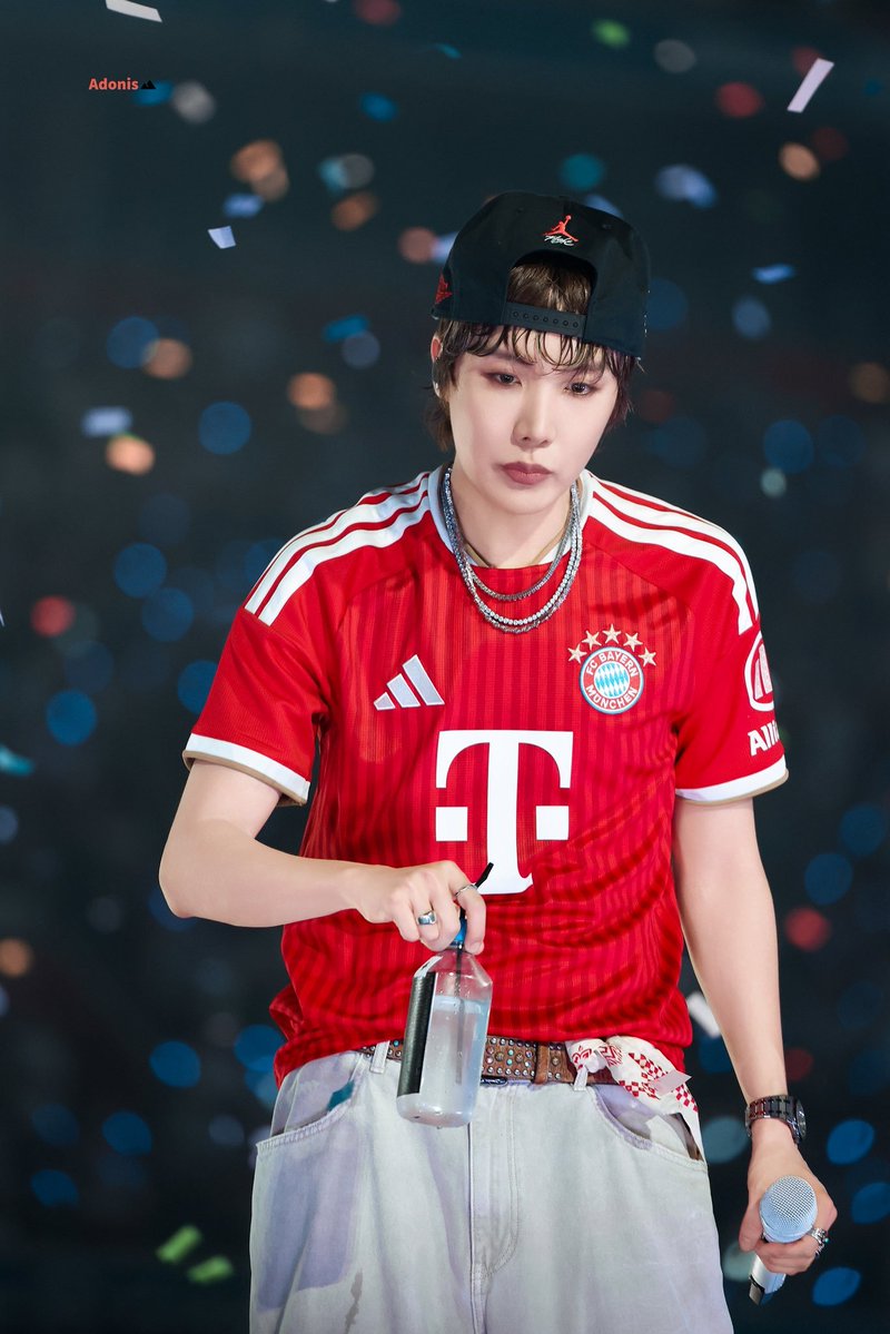 hobicorebr's tweet photo. 📸 j-hope com o uniforme do FC Bayern München https://t.co/YVyu5Tf9Iv
