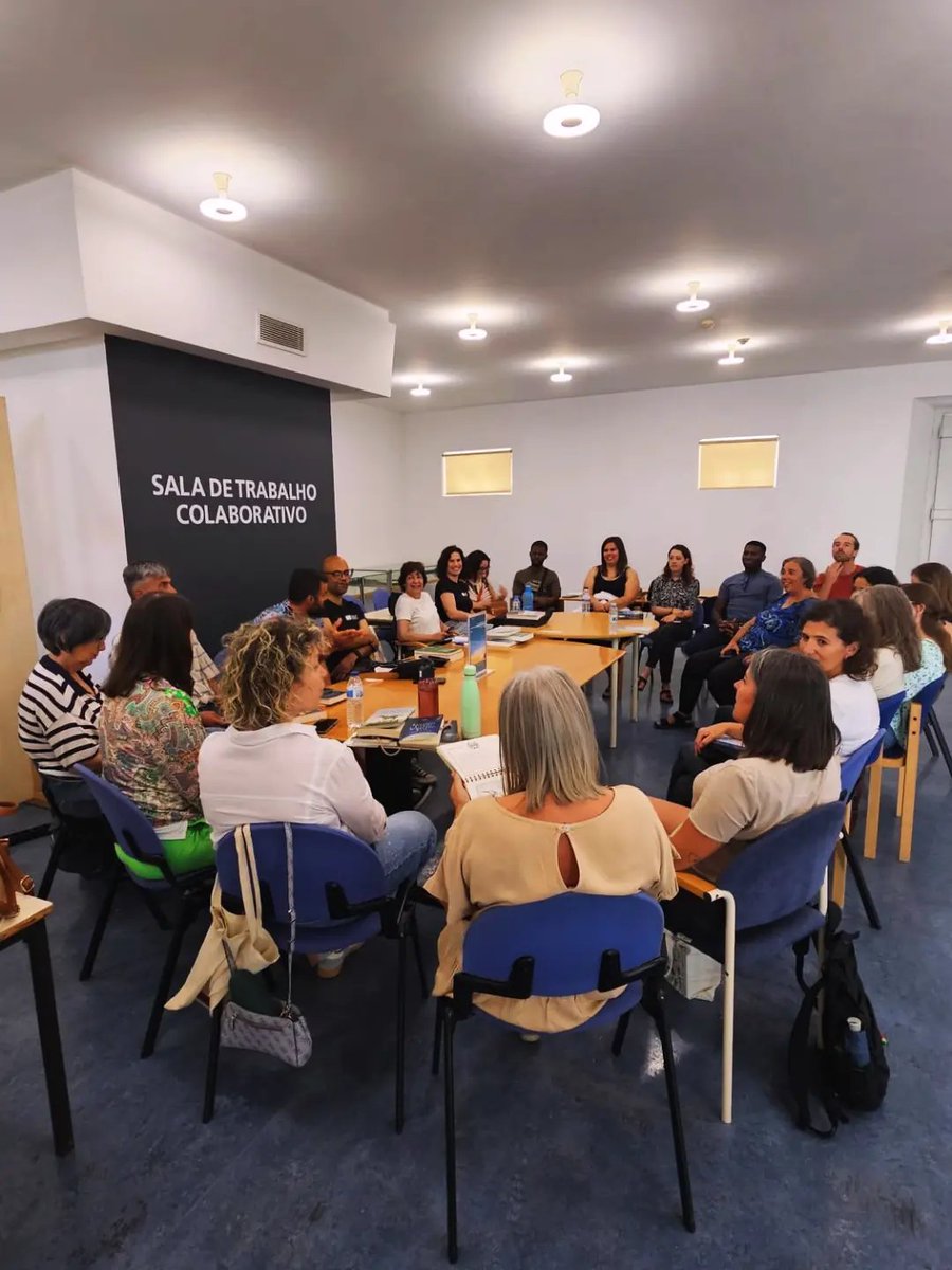 BiblioMunLeiria's tweet photo. 📗 CLUBE DE LEITURA LIVROS & C.ª
📷 Edite Fernandes
#clubedeleitura #bmalv #bibliotecaleiria https://t.co/22vtYk2qx1
