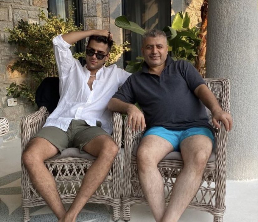 tirajnews's tweet photo. Reynmen, babasının YouTube içeriklerine karşı olan önyargısının nasıl kırıldığını anlatıyor:

♦️ Babam bana geliyor ki boş boş işlerle uğraşıyorsun oğlum.

♦️ Bilmem ne diye cinsini cibiliyetini sikeyim.

♦️ Ağzı da bozuktu yani biraz yaşlanınca düzeldi.

♦️ Sürekli bir şekilde babam tarafından zorbalanıyordum.

♦️ Ben bu kadar uzakken yaptığım şeye babama benim bunu anlatmam mümkün değildi.

♦️ Ama ben babamı saldım aklımın içinde bir yerlerde ve bir an geldi babam benim yaptığım şeyle ilgili, ha, bu çocuk bir şey yapıyor herhalde dedi.

♦️ Bir gün cumadan çıktık, benle fotoğraf çekilecek çocuklar falan böyle bir çok da ilgilenmiyor gibi baktı.

♦️ İşte bir şey sorma devam etti.

♦️ Sonra bir gün aradı telefonda bana dedi ki ya dedi oğlum YouTube'a şunu çeksen nasıl olur ya?

♦️ Nasıl ya?

♦️ Ne diyorsun ya baba?

♦️ Sen nereden biliyorsun ya YouTube mutip bir şey benim çekilebildiğini falan.

♦️ Ya bir noktada sen bir şeyi çok istediğinde artık o istediğin şeyi yaptığında bütün her şey sana göre şekil almaya başlıyor.