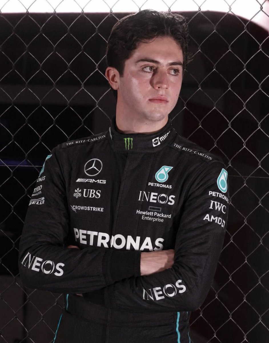 miniyiyiga's tweet photo. AU #brimiga / #hormian - Red Flag 🚩 

Donde 🍓 piloto de F1, es acosado por aquel delantero de Chivas que conoció en el GP de México.

O donde 🐜 se encapricha con el piloto reservado de Mercedes y decide conquistarlo como de lugar https://t.co/fW4Ukhq4jA