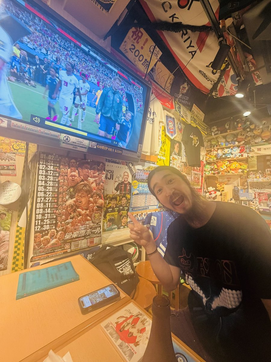 Ide0314drums's tweet photo. ⚽️イングランド🏴󠁧󠁢󠁥󠁮󠁧󠁿 vs ノルウェー🇳🇴
、、我が家にあったワールドカップの対戦国🏟️両方の出身バンドのCDと共に朝からスポーツ⚽️居酒屋にてPoserサッカー観戦🤣🤘🔥（笑）

SAXON Tシャツで来たので、🏴󠁧󠁢󠁥󠁮󠁧󠁿からはSAXONを選出‼️、、なのにノルウェー🇳🇴代表を応援📣してます🤣笑

#worldcup2026 https://t.co/CxL37s8Urc