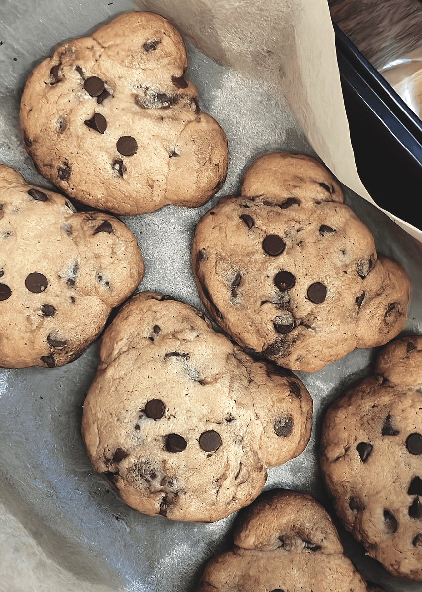GLOWMANIC's tweet photo. ⠀
Testing out new cookie recipes—part of my wonderful habit of finding ways to keep myself busy with desserts. I think my favorite neighbor in the building will like them. https://t.co/WX7OVDPglE