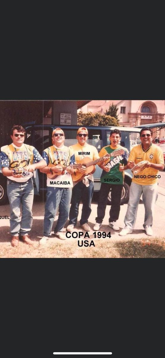 Jeamvha's tweet photo. Painho e seus amigos no documentário do Tetra da Netflix.

Pelo oq ele lembra, era uma concentração de brasileiros em Detroit p o 3° jogo da seleção. Na hora ele e os amigos entraram ao vivo na reportagem da TV globo. Tocando e cantando “ a barata da vizinha” do Fundo de Quintal. https://t.co/Ht27DHl90B