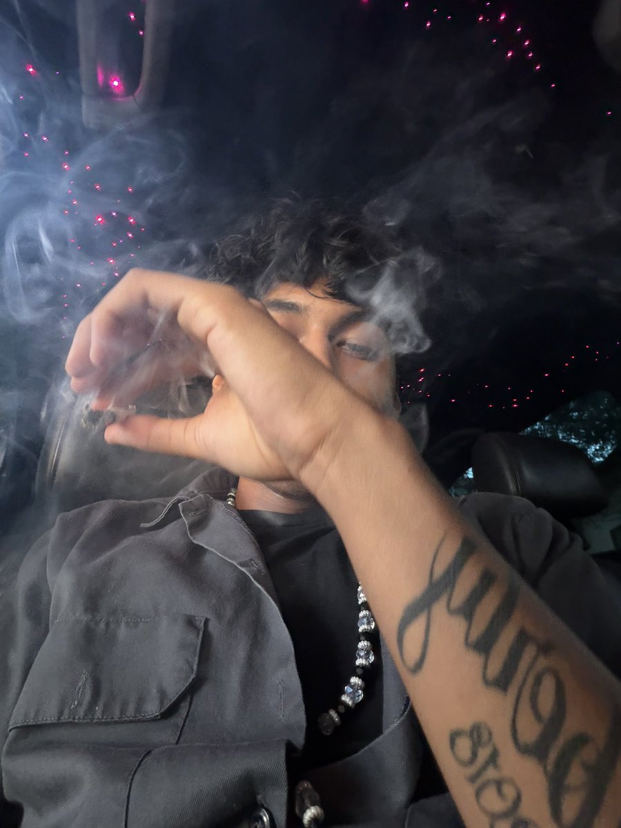unknowndwaz's tweet photo. Match? #phx #Arizona #stoner https://t.co/XQfD8spXFy
