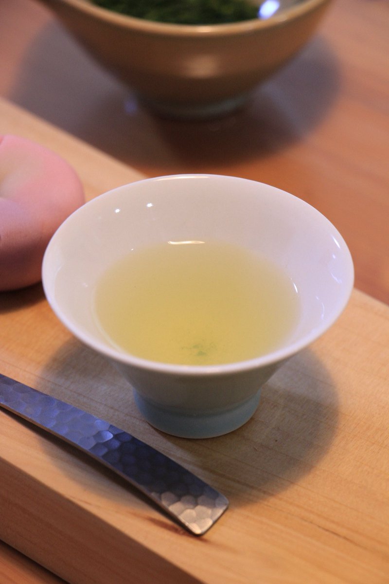 ueharasuomi's tweet photo. 今日の朝活は7月の練切り 朝顔
お茶は中窪さんの新茶かぶせ茶
このかぶせ茶、覆い香が嫌らしく香ることなく上品に香って本当の意味で煎茶とかぶせ茶ののいいとこ取りしてるって感じる😊
僕的にはめっっちゃ好み😎✨ https://t.co/KHrqBazVIP