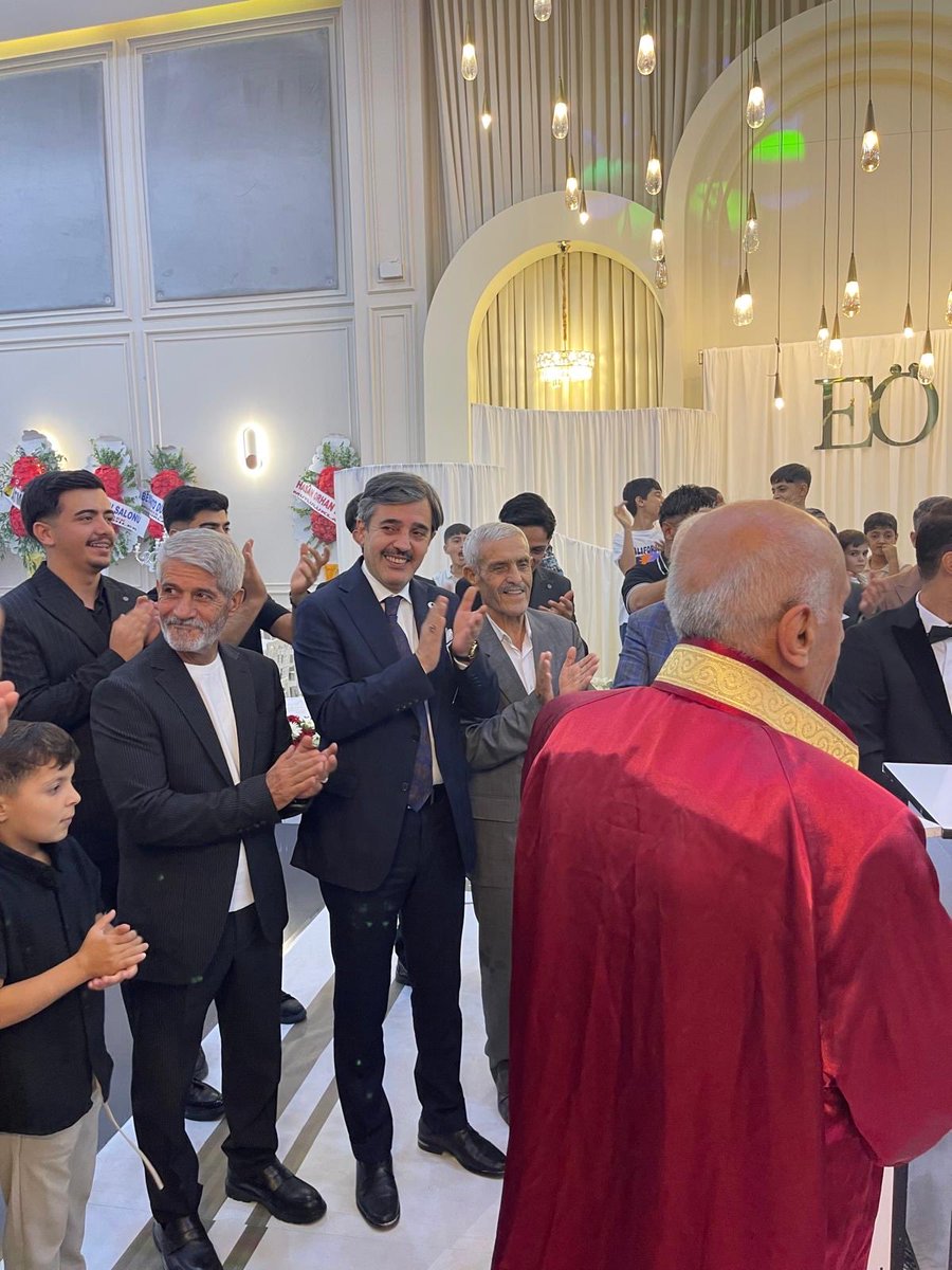 HamidiTaner's tweet photo. Bugün, benim için anlamı çok büyük olan güzel bir düğün merasimine katılmanın mutluluğunu yaşadım.

Yılların emektarı, gönlümde ayrı bir yeri olan Sirac İnanç’ın değerli oğlu Ömer ile Adil Girgin’in kıymetli kızı Esra’nın nikâh ve düğün merasimine şahitlik etmekten büyük bir memnuniyet duydum.

Rabbim, Ömer ve Esra kardeşimize ömür boyu sağlık, huzur, mutluluk ve bereket içinde bir yuva nasip eylesin. İki değerli aileyi gönülden tebrik ediyor, bu güzel birlikteliğin hayırlara vesile olmasını diliyorum. Allah muhabbetlerini ve birliklerini daim eylesin.