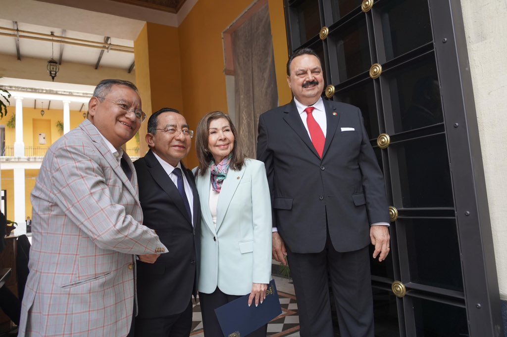 PJCDMX's tweet photo. El Comité Rector del Día de la abogada y el abogado otorgó un reconocimiento al presidente del #TSJ del #PJCDMX, @MagRafaelGuerra ,  por su trayectoria. La ceremonia estuvo encabezada por Juan Carlos Sánchez Magallan y la directora de @DerechoUNAMmx , @sovnegas . https://t.co/umCIVt5F2b