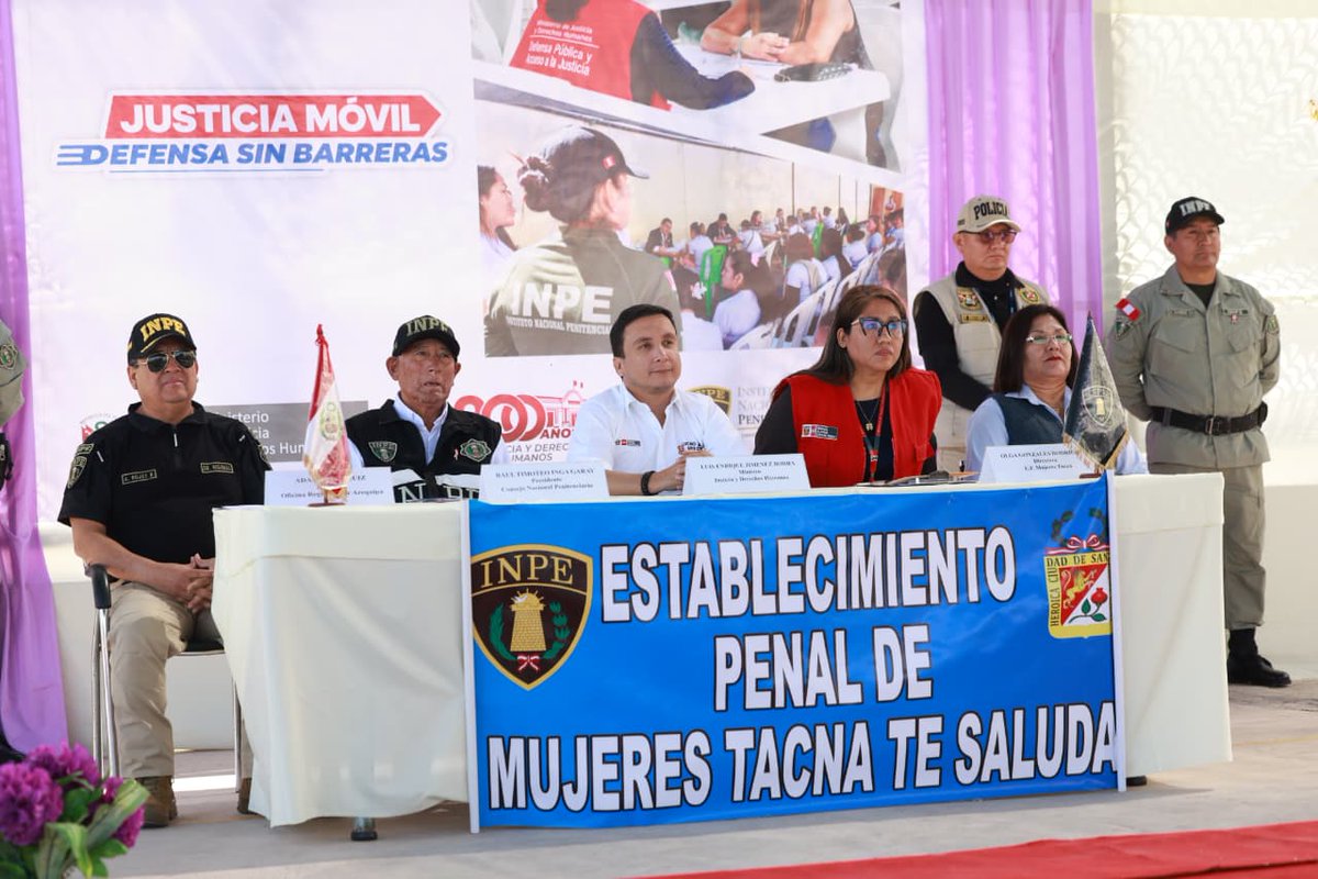 MinjusDH_Peru's tweet photo. ✅ Justicia Móvil llegó al penal de Mujeres Tacna

#NotaInformativa 📄 | El ministro Luis Jiménez Borra lideró la campaña “Justicia Móvil – Defensa sin Barreras” en el establecimiento penitenciario Mujeres Tacna, acercando los servicios de la Defensa Pública para brindar orientación, patrocinio legal y atención gratuita a las internas, en el marco del Plan de Deshacinamiento Penitenciario.