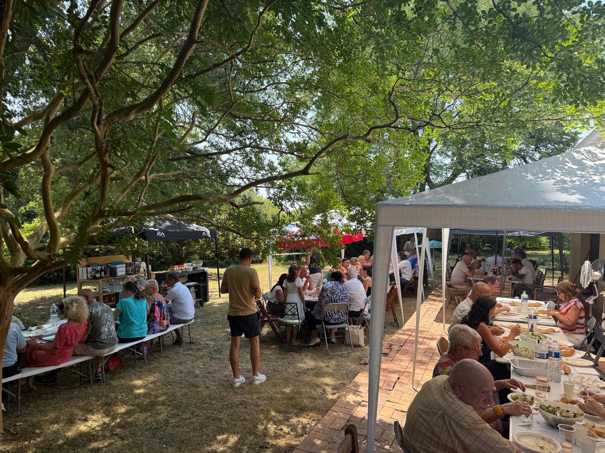 PalisPierre64's tweet photo. 🇫🇷 Les moments de convivialité forgent les équipes de demain. Merci à Nicolas et Mélissa Cresson pour leur accueil. Plus que jamais, les militants RN64 restent mobilisés derrière Marine Le Pen et Jordan Bardella. Le barbecue se termine, notre engagement continue. 💪🇫🇷 https://t.co/8XY0umGwPp