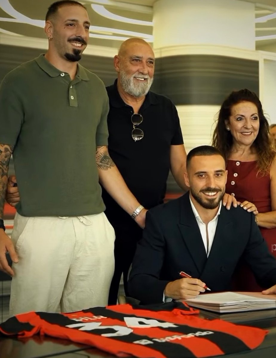 NicoSchira's tweet photo. The pic of Mario #Gila’s signing with #ACMilan. Contract until 2031 (€4,5M/year + 1M as bonuses). Deal completed by the agent Alejandro Camano. Here Gila with his parents and and the brother Edgar. #transfers https://t.co/vj3QAlxKKH