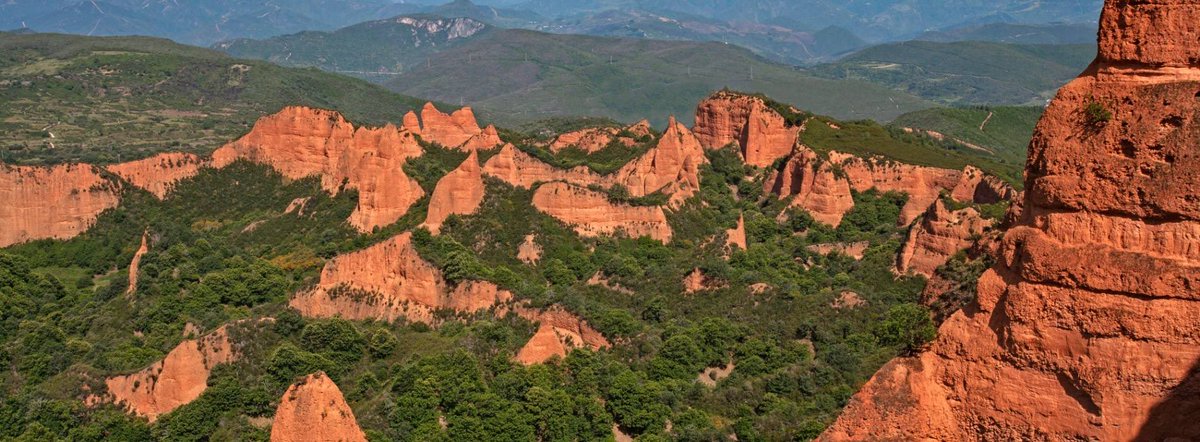 DareNevil's tweet photo. @geekdegafas José, acércate por Ponferrada y la comarca del Bierzo, te sorprenderá. Estás a 3 horas escasas de coche. Así puedes sacar una foto a esto: https://t.co/W4x8Jq58QF