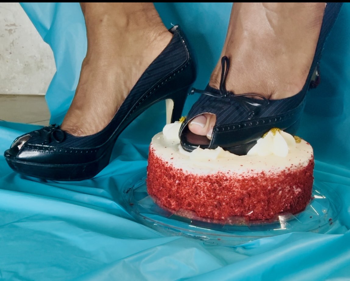masalawammilf's tweet photo. It’s happening soon! Get your forks ready!
🍽️🍰
#cakesmash #dirtyheels #dirtyfeet #cakessmashsession #heels #footworship #heelfetish #shoefetish https://t.co/OS9nwV4Mjf