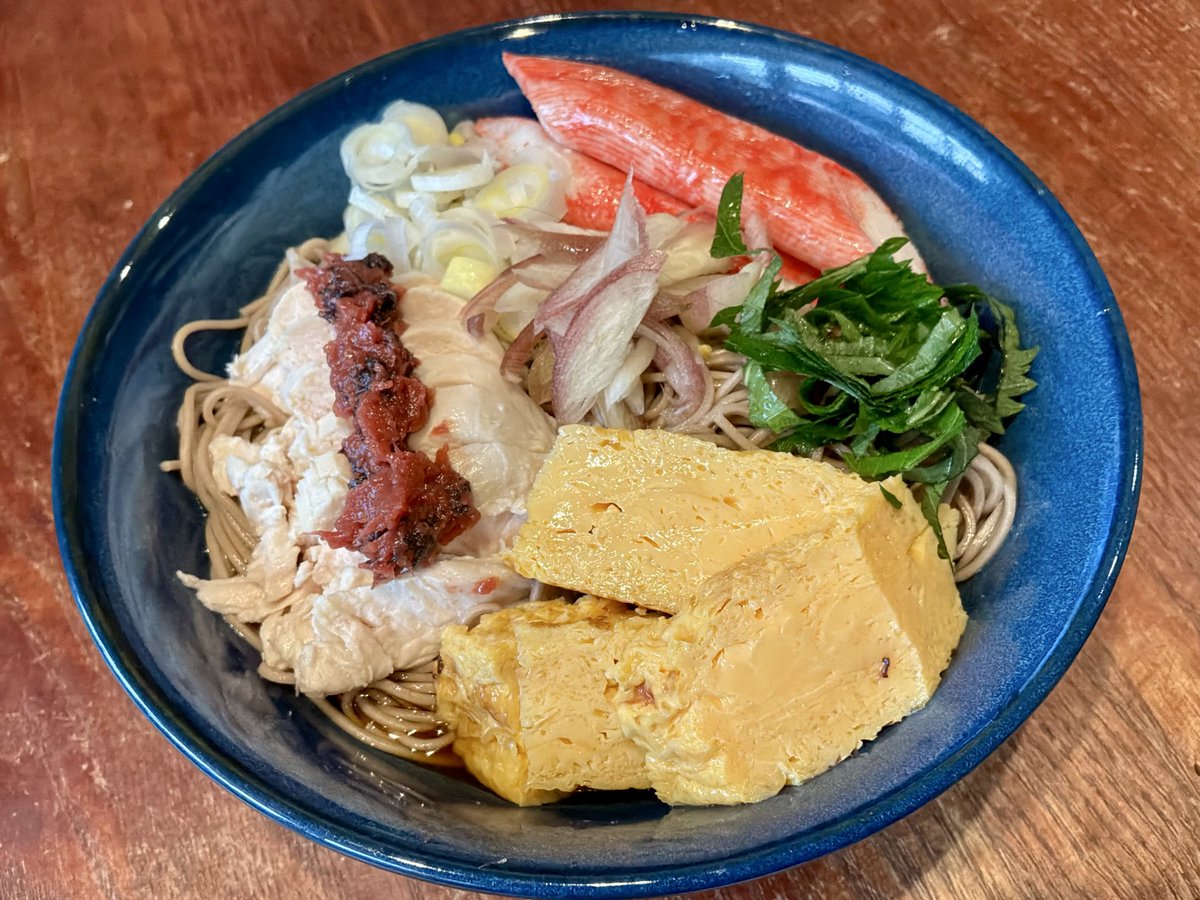 Ossan_working's tweet photo. お早う御座います。今朝の朝ごはんは、鶏ウメ冷やしぶっかけそば。おそばは、#卯月製麺 さんの、#ほっそり細そば 。鶏むねと梅肉がピッタリ。大葉とミョウガもワンアクセントでよき。あー、美味かった😋
#おうちごはん #朝ごはん #朝そば https://t.co/B24h2xrMKJ