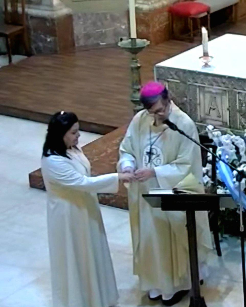 ocvar's tweet photo. 🪔Momentos de la consagración virginal de Marcela Chiguay en la Santa Misa celebrada en la Catedral Metropolitana de Buenos Aires, presidida por Mons Giorgi. Felicitaciones,  Marcela, en Cristo Esposo!!🪔 (Fuente: Homilías Catedral) https://t.co/32G54OMLEQ