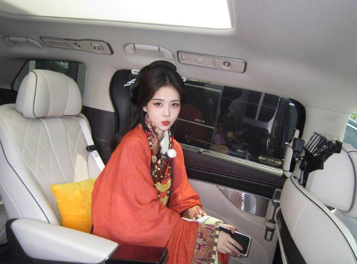 tmrudhula's tweet photo. BaiLu’s Weibo update (2)
“One of my favourite styling🧡”
#BaiLu #KeepRunningBaiLu
#KeepRunning https://t.co/0tdHG5b0bL