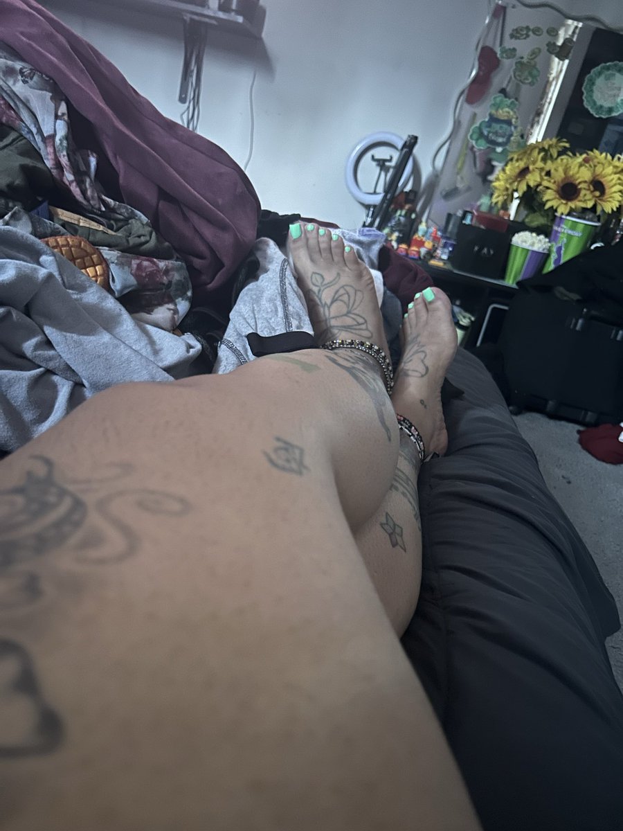 MaDommeHarley's tweet photo. Was folding clothes. Got tired 💁🏽‍♀️ #feetfetısh https://t.co/IBhIXdQ1V8