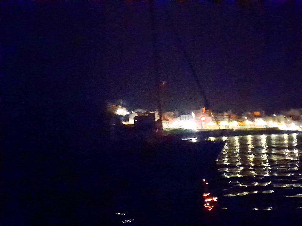 salvamentogob's tweet photo. Velero fondeado sin luces #Malpica
Controladores centro #Finisterre movilizan LS Bianca @cruzvermella que reporta: el velero tiene inoperativa la iluminación de fondeo.
Le informan que son un peligro para la navegación.
Velero iza farolillo.
De Noche aún mucho más... #Riesgos0 https://t.co/IGw1Jd5KIc