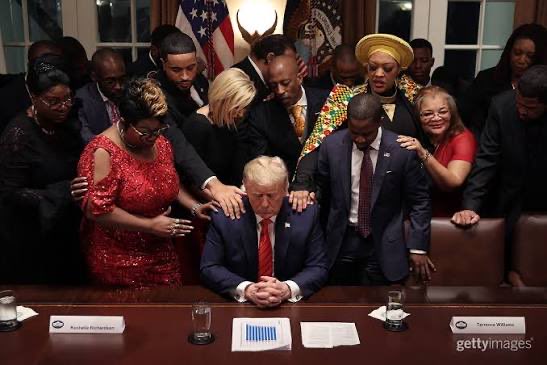 BallardBrigade2's tweet photo. @AlyssaSpx1313 @TrumpDailyPosts The daughter of MLK on far right. God has his hand on Trump. He got more black and Hispanic votes than any conservative candidate in history. He’s survived 4 assassination attempts. The stock market is at an all time high. Trump has removed over 2.5 million illegals from the U.S. https://t.co/jEoyNbDHBx