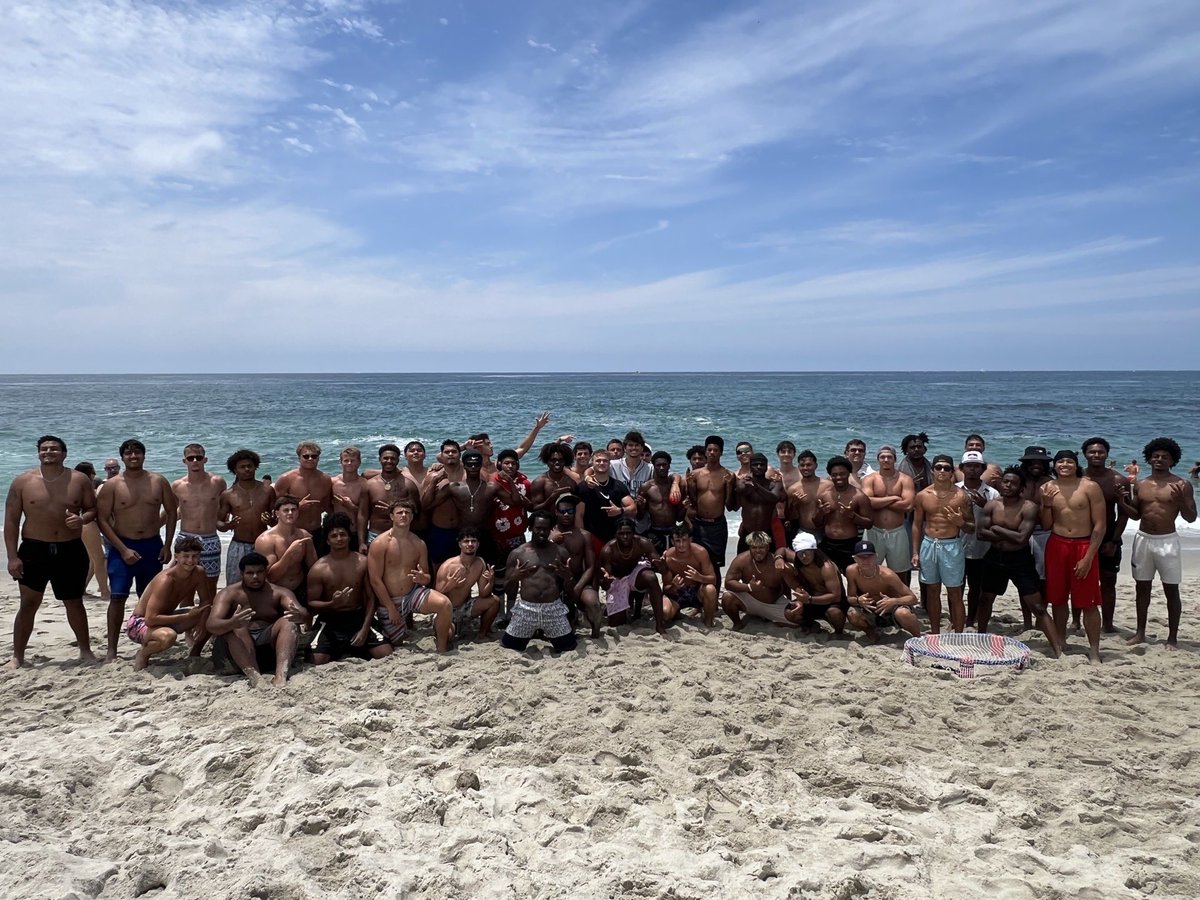 SWCJaguarFB's tweet photo. Ballin at the Beach 🏝️ 🏈

“Find a group of people who challenge and inspire you, spend a lot of time with them, and it will change your life.” 
– Amy Poehler

#GoLEFT👈🏽 #Ubuntu🤝🏽 #D1Model💪🏽 https://t.co/wwo465HMfE