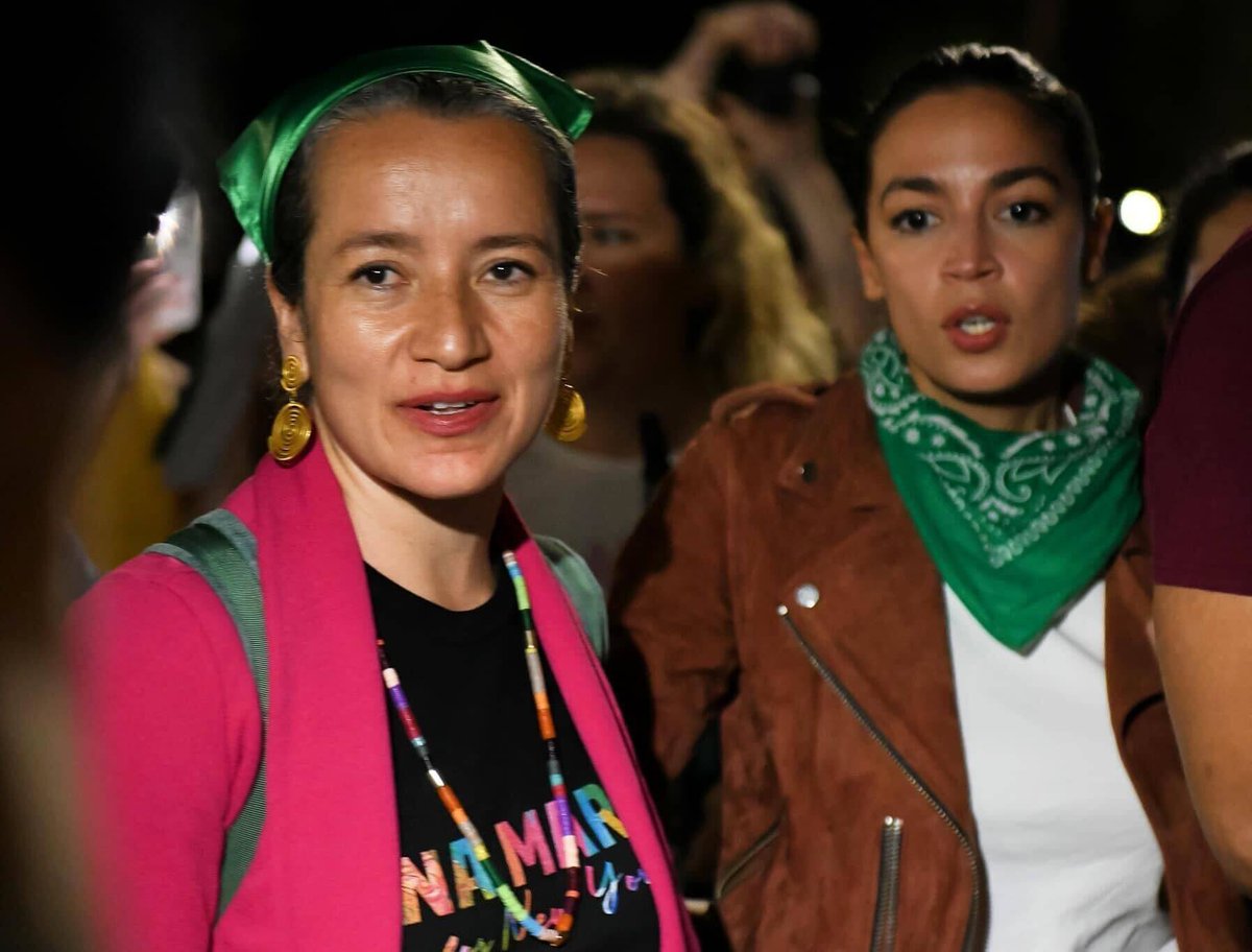 POrtizmd's tweet photo. Lo que nos faltaba, una mujer Colombiana, nacida en 1979(Enero 27), No naturalizada Americana, traiciona a la Nación que le dio su Green Card. Ella es Ana Maria Archila, quien trabajaba en la Oficina de Asuntos internacionales por New York City. Afiliada al partido comunista(demócrata) de Estados Unidos, fue descubierta cuando agendaban una reunión clandestina con Amir-Saeid-Varadani embajador por Iran ante la ONU, para conspirar contra Estados Unidos. Se sospecha además, que tenia la intencionalidad de ligar dicha reunión con el criminal Gustavo Petro, en su última visita a NYC, donde fue impedida la Reunión de Petro, La Archila y dicho enlace Iraní. Estados Unidos, tiene claro que extranjero que delinque en el país, será investigado, capturado, preso y condenado. La Archila siendo Colombiana ha puesto en riesgo la Seguridad Nacional de los Estados Unidos.