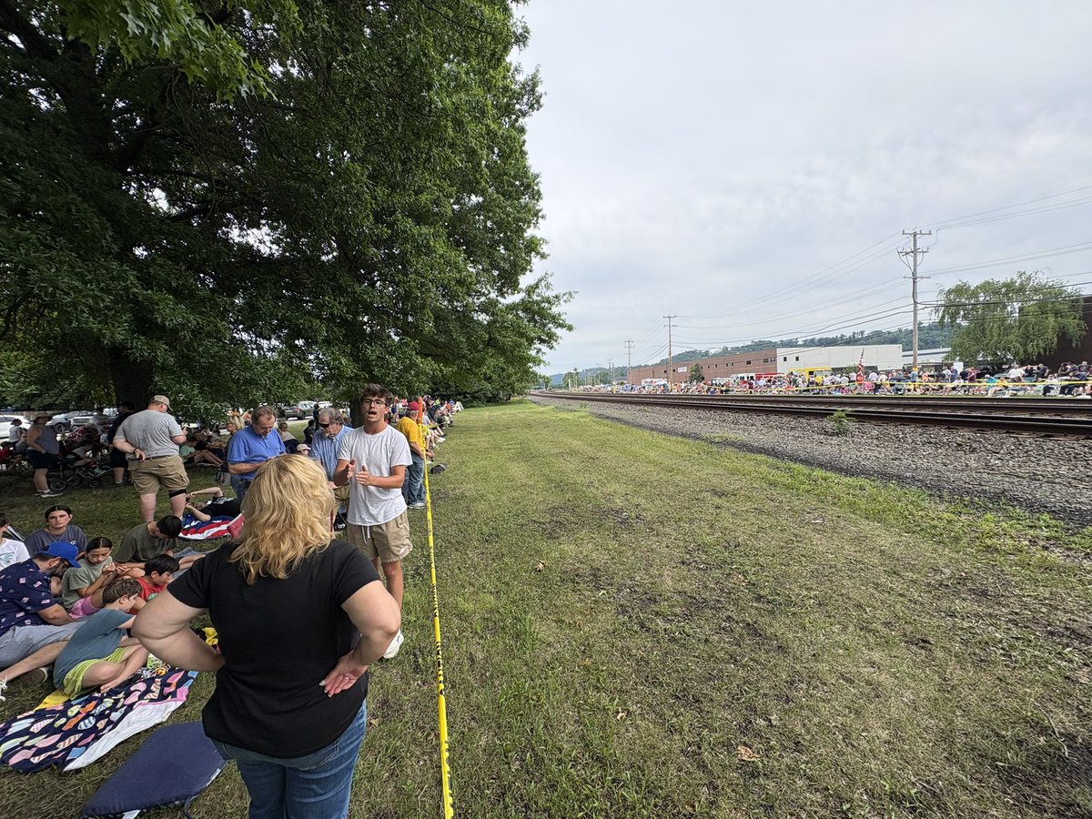 colin_dunlap's tweet photo. Easily 10k+ in Leetsdale waiting to see The Big Boy.
No cross words. Friends shaking hands-saying “how do you do”…pure, honest America.
You can watch the news or listen to negative talk radio. Or you can actually get out and rollick with other Americans. This is so many of us.🇺🇸 https://t.co/XbMo6RyOjm