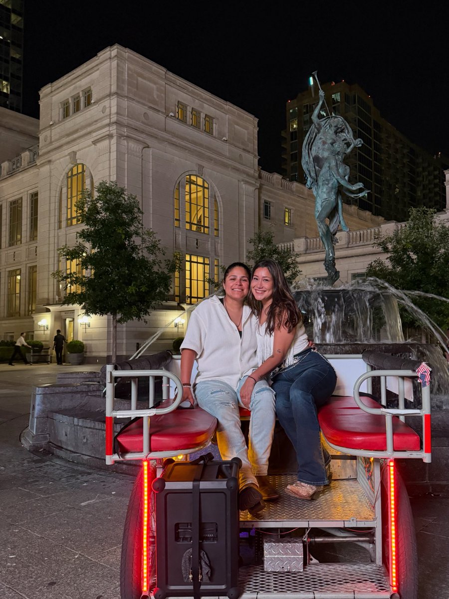 _cbc__'s tweet photo. Night out in Nashville 🤠🤍 https://t.co/zky5WDrNca
