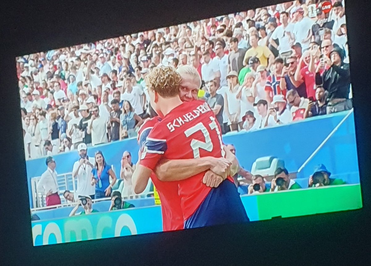 4blvckatom's tweet photo. Goallllll 
Norway 🇳🇴 1-0 England 🇬🇧 https://t.co/COTV9eb8jn