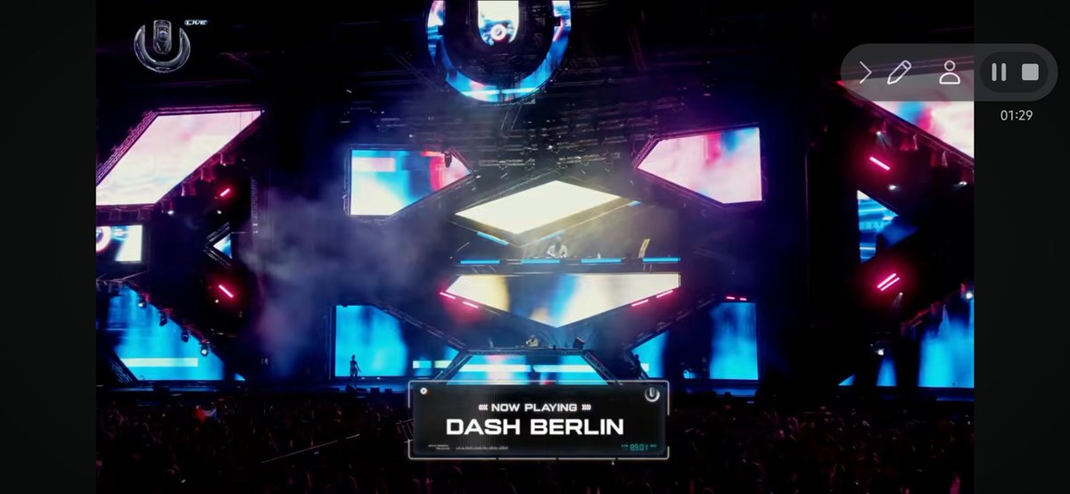 datDamn_ARIN's tweet photo. @ultra @DashBerlin what a set. #UMFEurope way to go bro.. 🔥🔥🔥🔊🔊🔊🔊 https://t.co/VgrbV2AFCC