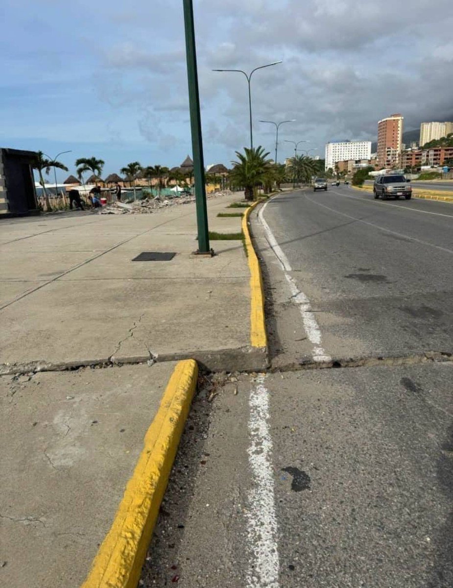 VeroCostaM's tweet photo. Consecuencias sísmicas en La Guaira tras el evento del 24Jun.

Se ha documentado un desplazamiento del terreno de 57 cm en la zona costera. Un recordatorio del impacto de los movimientos tectónicos sobre nuestra infraestructura.

📸 Registro: Roi López Rivas, Geólogo (08/07/2026) https://t.co/YvXXZVh0wG
