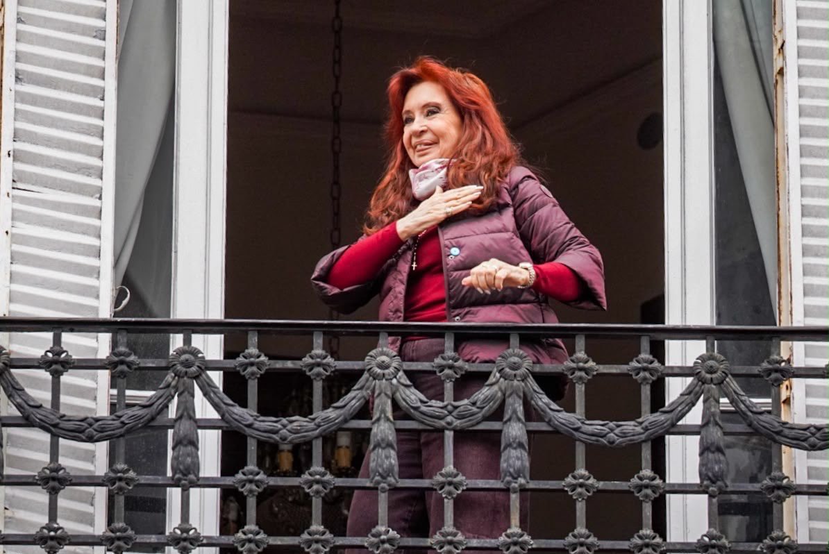 argconcristina's tweet photo. Casas Patria con Cristina ✌🏼

Desde distintos puntos del país, compañeros y compañeras se acercaron hoy a San José 1111 para hacerle llegar a Cristina cartas como una muestra de acompañamiento, agradecimiento y cariño. 

#CristinaLibre https://t.co/vaEbqBq11m