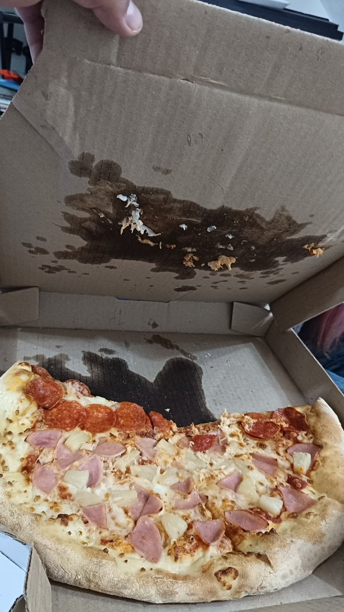 JulioDavidOrte5's tweet photo. @dominos Hola Domingo pedí 2 pizzas el día de hoy 11 de julio del 26 y me llegaron las pizzas aplastada y todas embarradas en la caja. https://t.co/C0vOOTTbnv