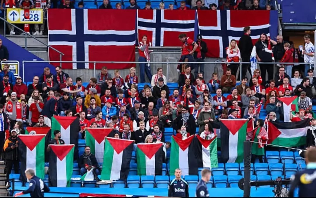 ultras_antifaa's tweet photo. Norway fans vs England fans. https://t.co/MAaTp8lGow