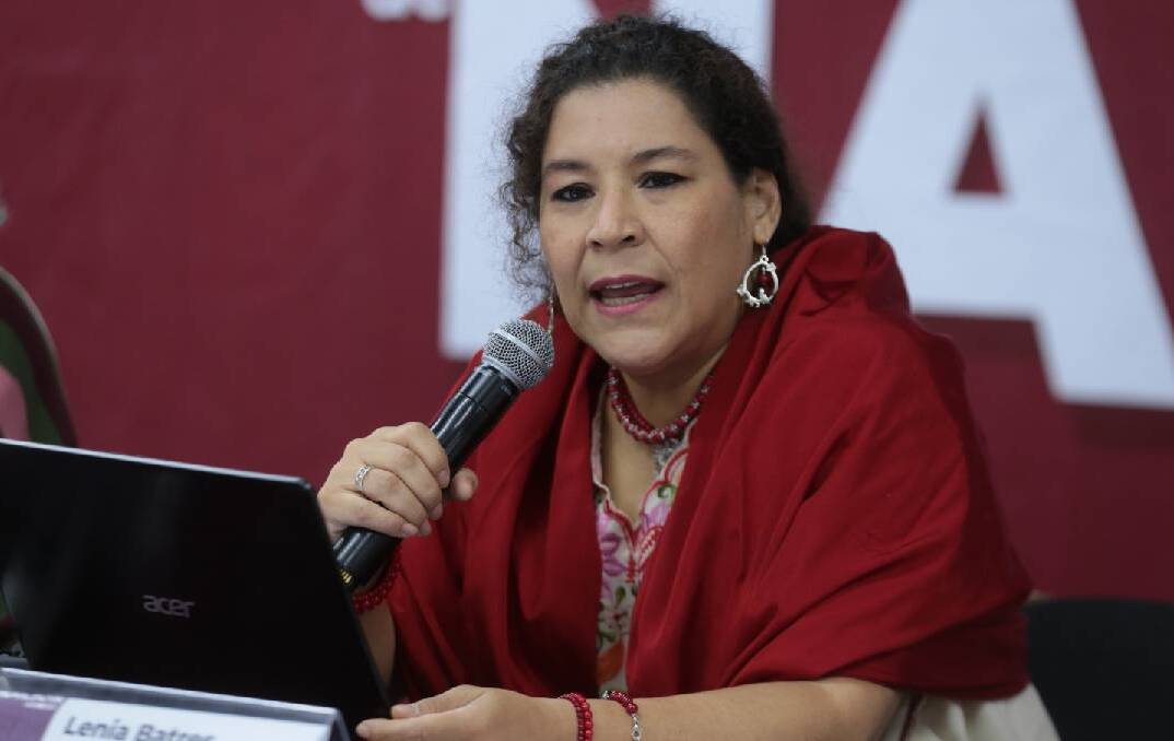 Inteligente001's tweet photo. Lenia Batres, entre el control político y la incapacidad jurídica

Para entender el papel de Lenia Batres Guadarrama en la Suprema Corte de Justicia de la Nación (SCJN), hay que separar dos realidades: lo que dicen sus papeles oficiales y lo que demuestra en la práctica diaria.

Recientemente se ha divulgado su "impresionante" currículum académico pero lo más importante de enfatizar es que su llegada a la Corte no es el resultado de una mente brillante ni de una carrera ejemplar, sino una estrategia política calculada.

Anomalías, contradicciones y realidades de Lenia:

1. El origen del cargo, un títere para dinamitar la justicia
Lenia Batres no llegó al máximo tribunal del país por méritos propios, por su iniciativa o por ser una jurista destacada. 
Llegó como un títere jalado directamente por Andrés Manuel López Obrador para utilizarla como una pieza clave para dinamitar desde adentro al Poder Judicial de la Federación.
El resultado: El secuestro de un cargo de altísima responsabilidad por parte de una persona que no merece estar ahí, respondiendo a intereses de grupo y no a la Constitución.

2. Títulos válidos, pero conocimiento vacío: La sospecha de los méritos "comprados"
Ante la ley, los títulos académicos de Batres existen, tienen validez oficial ante la Secretaría de Educación Pública (SEP) y no cuentan con pruebas de plagio. 
Sin embargo, el papel aguanta todo, pero la realidad no.
En su actividad diaria en la Corte, Batres demuestra una total carencia de conocimientos, expertise y criterio de justicia y legalidad.

Aunque ostente un perfil con maestrías y doctorados, su evidente falta de dominio del derecho penal y constitucional refleja que cursó estos estudios en instituciones de tan bajo nivel que, en la práctica, es como si los títulos hubieran sido comprados, como seguramente ocurrió. 
El cartón está registrado, pero el conocimiento real no existe.
3. El desfase cronológico, hacer leyes antes de saber de leyes
Los tiempos en su vida profesional no cuadran de forma lógica. 
Lenia Batres fue diputada federal (1997-2000) y asesora jurídica del gobierno de la Ciudad de México en los años 90 y principios de los 2000.
La contradicción, los registros oficiales del Senado muestran que obtuvo su Licenciatura en Derecho hasta el año 2008 en la Universidad Humanitas.
Lo absurdo, Batres estuvo redactando leyes y dictaminando políticas públicas para todo el país casi una década antes de tener una cédula profesional que la acreditara formalmente como abogada.

4. Posgrados "al revés" y en escuelas de bajo perfil
La Suprema Corte exige que sus ministros sean los mejores abogados de la nación. 

La trayectoria de Batres rompe por completo con este estándar:
Tanto su licenciatura (2008) como su maestría en derecho penal (2017) son de la Universidad Humanitas, una institución privada que en los rankings nacionales se ubica por debajo del puesto 270 y es conocida por sus modalidades exprés $$$$ y de baja exigencia.

Estudiar después de contratar, en 2024, ya siendo ministro de la Suprema Corte, 
entró a estudiar un doctorado en derecho constitucional en la Universidad Tepantlato. 
Resulta ridículo que la persona encargada de interpretar la Constitución al más alto nivel del país haya entrado a estudiar la materia después de obtener el empleo, y en una escuela de bajo nivel.

5. Currículum inflado con posgrados "eternos"
Para presentarse ante el público, Batres suele presumir una lista larga de maestrías y doctorados, pero al revisar el detalle, la realidad es otra:
Sus estudios en la Universidad Autónoma de la Ciudad de México (UACM) se mantuvieron durante años bajo el estatus de "en trámite" o "candidata".
Infla el currículum y aparenta una preparación que no  tiene.

6. Cero carrera judicial: Juzgar sin haber pisado un tribunal
El punto más grave de todos es su nula experiencia en la práctica real de la justicia:
Antes de ser impuesta a finales de 2023, Lenia Batres tenía cero años de carrera judicial. 

Nunca fue secretaria de acuerdos, nunca fue jueza y nunca fue magistrada. Toda su vida se la pasó en la política y en la burocracia.

Para colmo, ella misma ha declarado públicamente que la carrera judicial es "una mentira que no se necesita", justificando que no hace falta experiencia en los juzgados para administrar la justicia del país.
En resumen: Lenia Batres tiene los papeles legales, pero no tiene la capacidad, el criterio ni la independencia para el cargo. 

Su nombramiento no es un logro académico ni judicial; es la ocupación de una silla en la Suprema Corte por parte de una operadora política puesta a dedo para servir a los intereses de su jefe político.