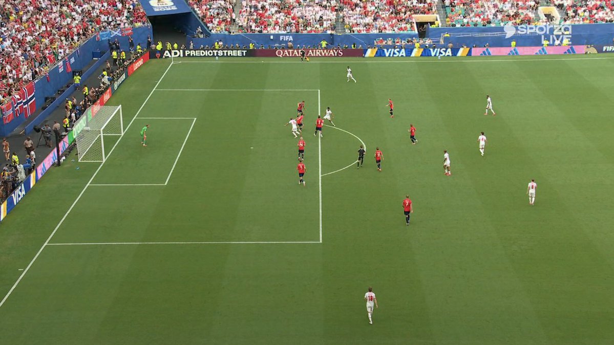TouchlineX's tweet photo. 🚨 𝗕𝗥𝗘𝗔𝗞𝗜𝗡𝗚: HARRY KANE SCORED BUT IT'S OFFSIDE! https://t.co/fPQjiA3MS3