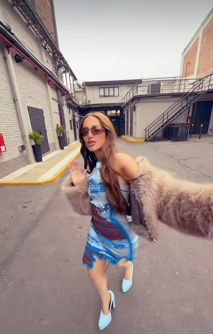 insidefineline's tweet photo. el vestido, los lentes, los zapatos bellísimos, es realmente hermosa https://t.co/aIieuNr50T