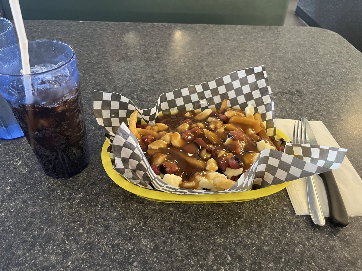 hirochisumi's tweet photo. 一昨日完食できず敗北したポテトフライとチーズとグレイビーのみからなるpoutine に昼飯を抜いて1万8千歩を歩いてリベンジしてるのに再び負けかけている https://t.co/qbIR69NMjR