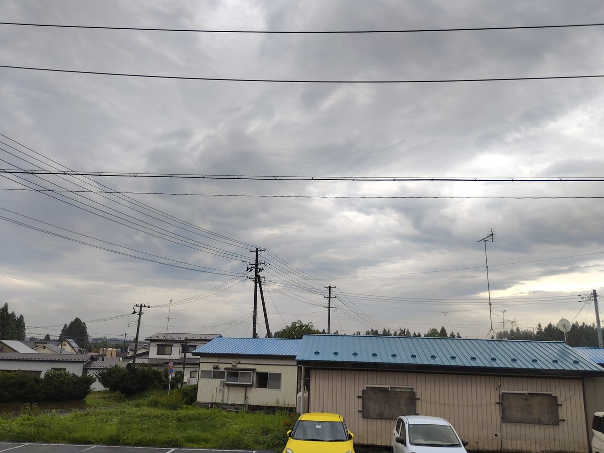 5282RB20DE's tweet photo. 𝐺𝑜𝑜𝑑 𝑚𝑜𝑟𝑛𝑖𝑛𝑔︎ ☕️☁️
☁️渦巻ｸﾞﾗﾃﾞｰｼｮﾝ的な曇り空
🐦ﾁｬﾝ達忙しく鳴いてる
お天気☔時々☁️ 最高気温26℃
どうやら終日☔の模様

日曜日 まだ仕事待機中
今日 行きたい所はあったのに…
🐔や🐱  作家さん達に会いたいのに…
また実家で諸用😱😅
穏やかな一日なります様に🍀 https://t.co/ilAS1LSWtS