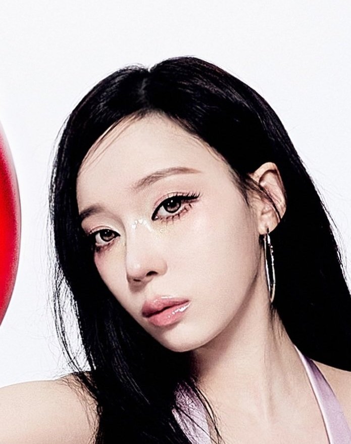 onmyeyes97's tweet photo. What happened to her face and her leg?? https://t.co/aCXB0Ep7lk