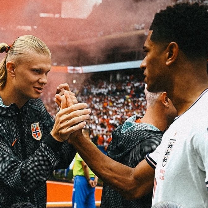 dialogueandcomu's tweet photo. Mini Au/Fanfic de #Haallingham — 🏴 X 🇳🇴
Era quartas de final na copa, Noruega contra Inglaterra.
Haaland se preparou para fazer um gol, mas desviou seu olhar para Jude e perdeu a chance. https://t.co/Nz6A9dir6b