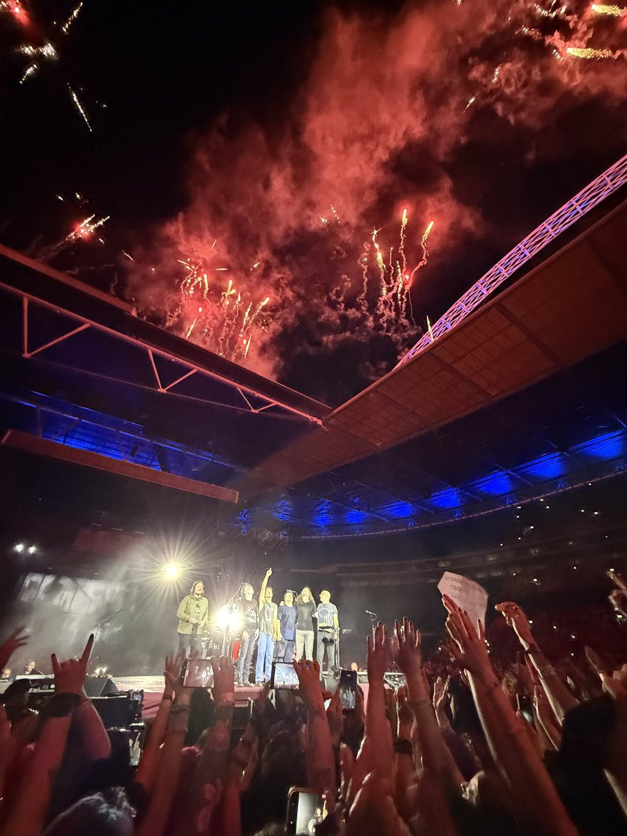 desolationhoe's tweet photo. my chemical romance forever and ever #mcrlondon #mcrwembley https://t.co/BWlBQxZmWv